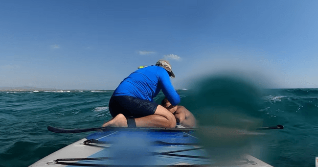 Imagini cu doi copii români și tatăl lor, salvaţi de la înec, în Grecia, de un surfer: „Înghițea apă, nu mai înota”