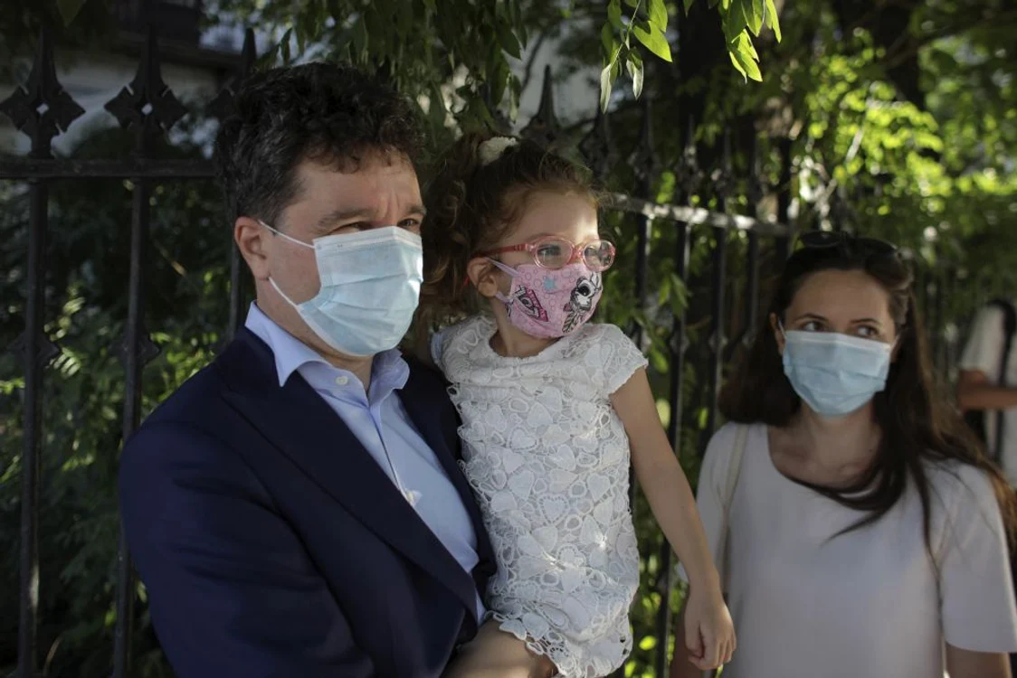 Nicușor Dan a mers la vot împreună cu Mirabela și fiica lor Aheea, care are 4 aniSursa foto: INQUAM PHOTOS/Octav Ganea