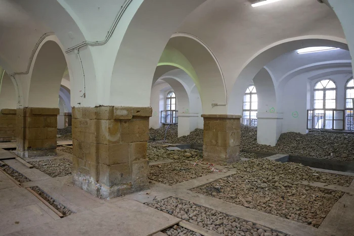 Ziduri medievale, sub Castelul Huniade. Foto: Tion