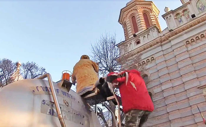 Momentul în care IPS Teodosie era să cadă de pe cisternă