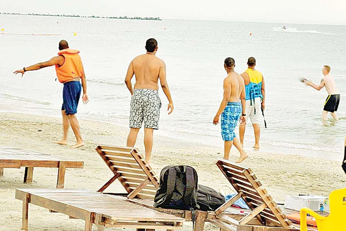 Rafael și camaradul  său sunt dezamăgiţi  că fetele au plecat  de pe plajă