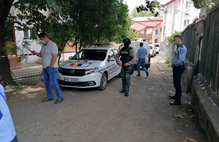 Poliţia şi pirotehniştii verivică coletul FOTO: IPJ Tulcea