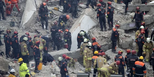 Salvatorii caută supravieţuitorii după ce o clădire de opt etaje s-a prăbuşit în cartierul Kartal din Istanbul Turcia. FOTO EPA-EFE