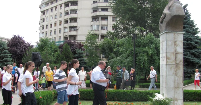 Copiii au depus flori la bustul poetului