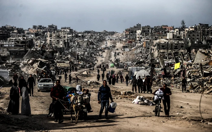 Palestinienii strămutați din centrul și sudul Fâșiei Gaza se întorc în nord FOTO X