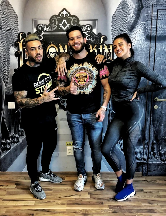 Antonia și Alex Velea, alături de Alin Tattoo, la salonul personal Ali Tattoo