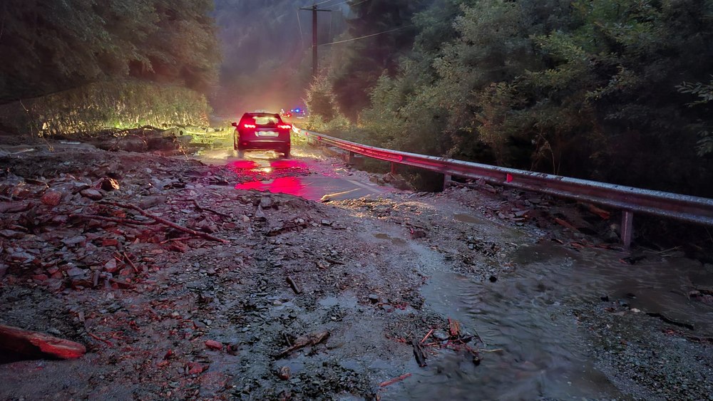 Viitură puternică pe Transfăgărășan: zeci de mașini blocate și turiști dispăruți. Mesaje RO Alert și în Prahova. Este risc de inundații 