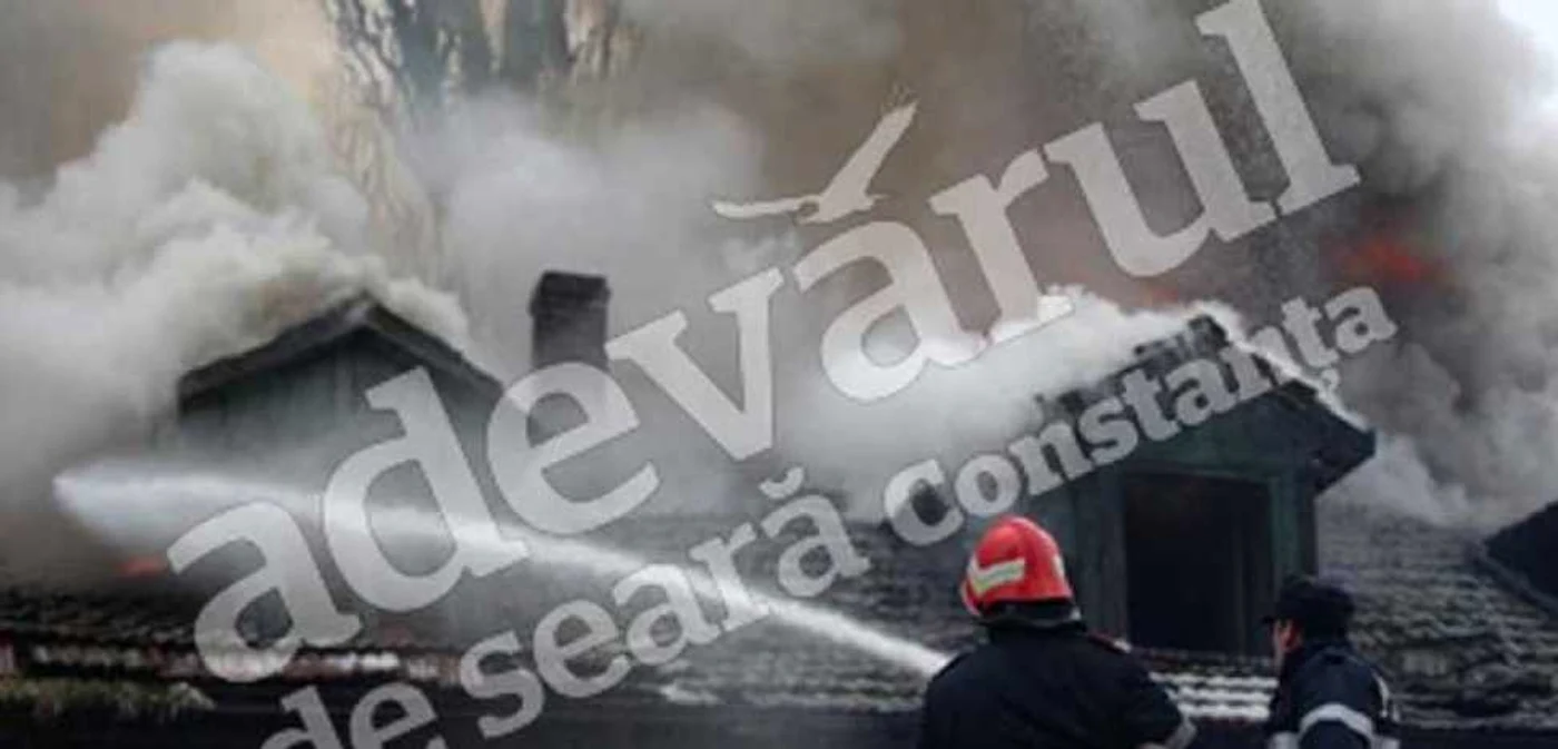 Flăcările au distrus 120 de metri pătraţi din acoperişuri