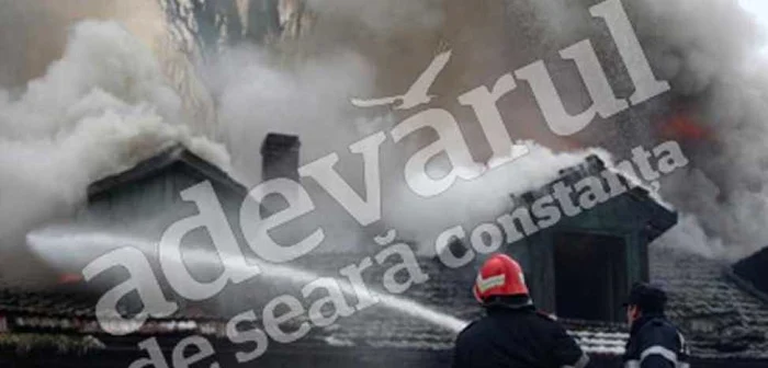 Flăcările au distrus 120 de metri pătraţi din acoperişuri