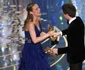 Eddie Redmayne (D) îi înmânează lui Brie Larson premiul Oscar pentru cea mai bună actriţă în rol principal pentru prestaţia din pelicula Room FOTO AP