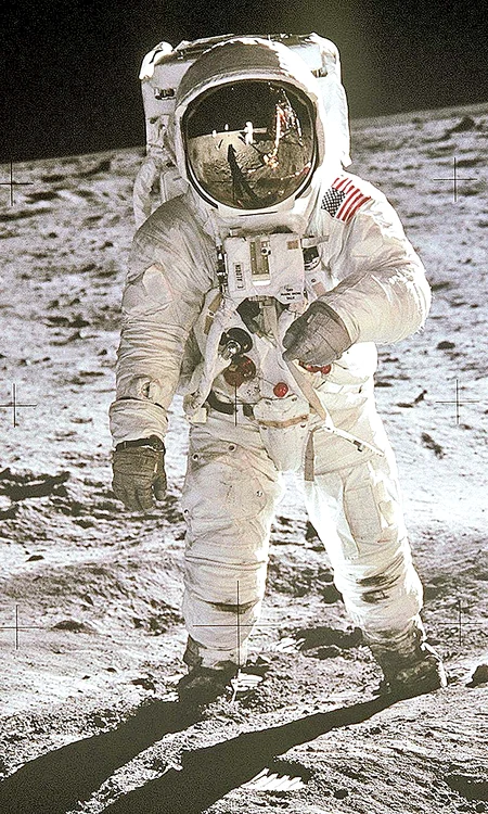 O fotografie celebră: Buzz Aldrin, pe suprafaţa satelitului natural