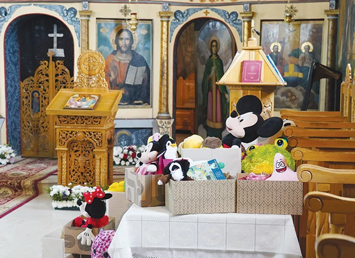 Părintele paroh Mihai Miron a primit darurile pentru copii de la Consiliul Județean Ilfov