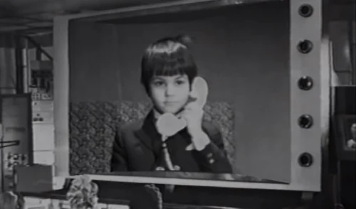 Sceneta „Telefonul”, din 1971, difuzată de Televiziunea Română. sursa: captură You Tube