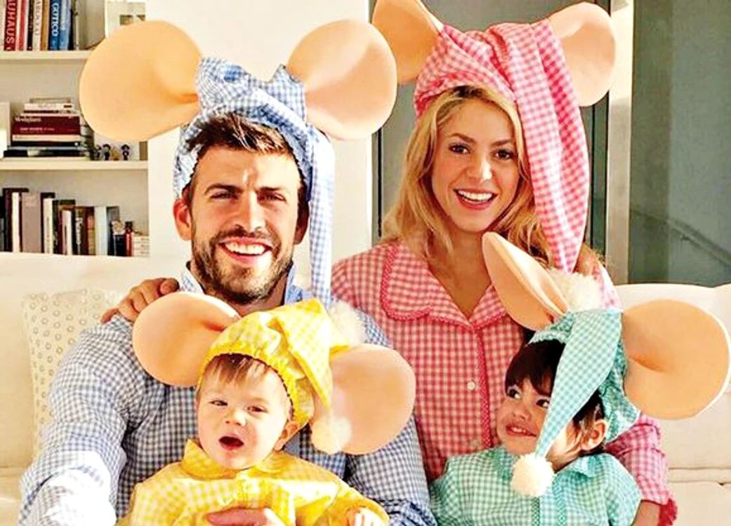 
    Pique şi Shakira, alături de cei doi copii ai lor, într-o fotografie de HalloweenFoto Instagram  