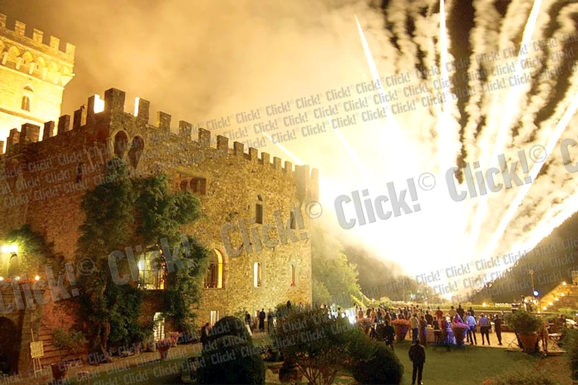 La miezul nopţii, cerul a fost  luminat de artificii