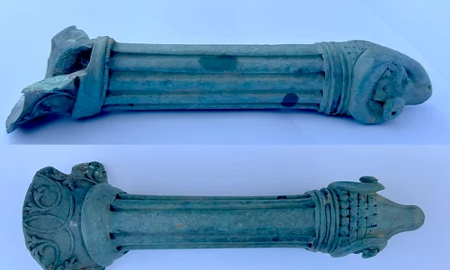 Mâner terminat cu un cap de berbec de la un vas din bronz roman (© Muzeul Național al Carpaților Răsăriteni)