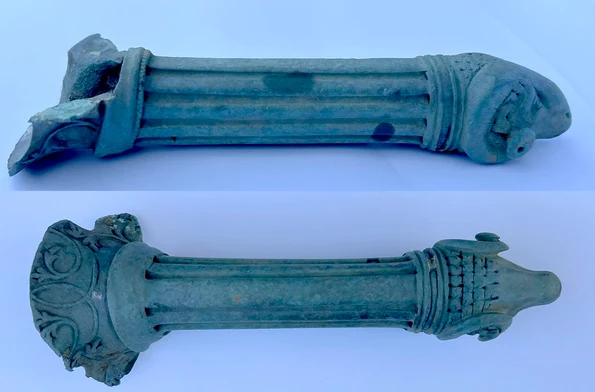 Mâner terminat cu un cap de berbec de la un vas din bronz roman (© Muzeul Național al Carpaților Răsăriteni)