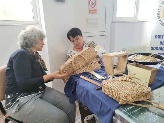 Obiectele împletite de Olga Filip au fost îndelung cercetate și admirate FOTO: Alian Mitran