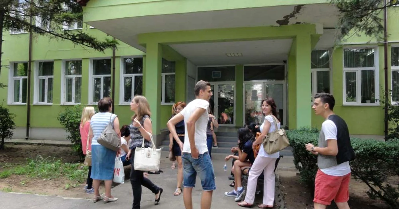 Aşteptare îndelungată la afişarea rezultatelor finale după contestaţii - liceul "Ion Minulescu" Slatina... (FOTO: Mugurel Manea)