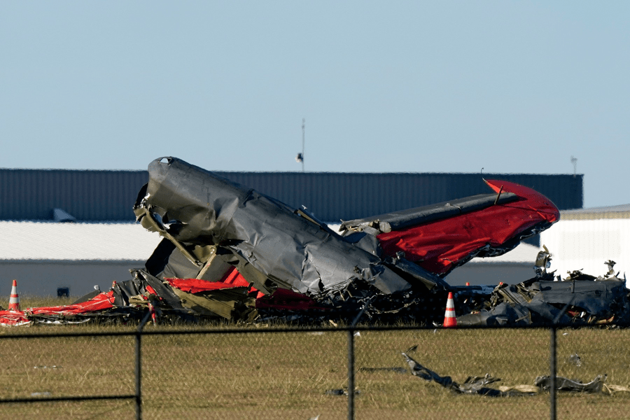Șase persoane au murit după ce două aeronave s-au ciocnit în aer, la Dallas | VIDEO