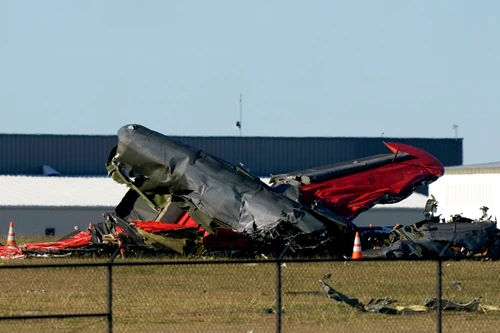 Unul dintre avioanele care s-au ciocnit la un show aerian în Dallas.