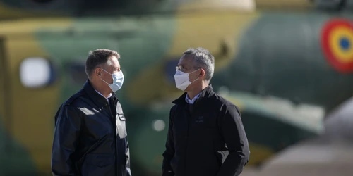 Soldaţii americani întâmpinaţi la Baza Kogălniceanu de Klaus Iohannis şi Jens Stoltenberg. Foto Inquam Photos / Octav Ganea