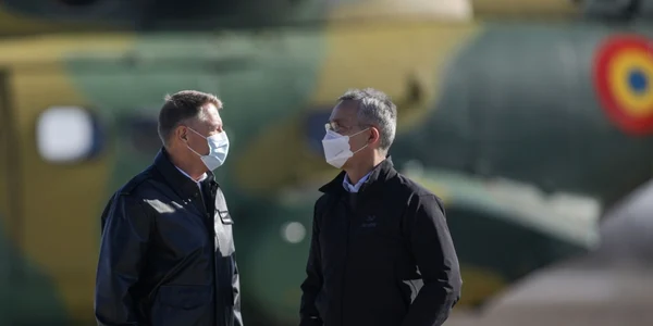 Soldaţii americani întâmpinaţi la Baza Kogălniceanu de Klaus Iohannis şi Jens Stoltenberg. Foto  Inquam Photos / Octav Ganea