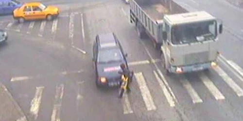 Femeia a fost ridicată pe capotă şi izbită pe carosabil