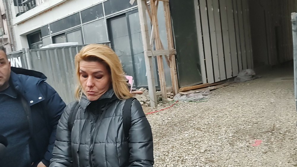 Mega-scandal imobiliar, cu proteste, la Alba Iulia. O garsonieră, vândută de o firmă la opt cumpărători diferiți VIDEO