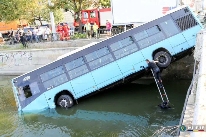 Un autobuz STB a căzut în Dâmboviţa FOTO ISU