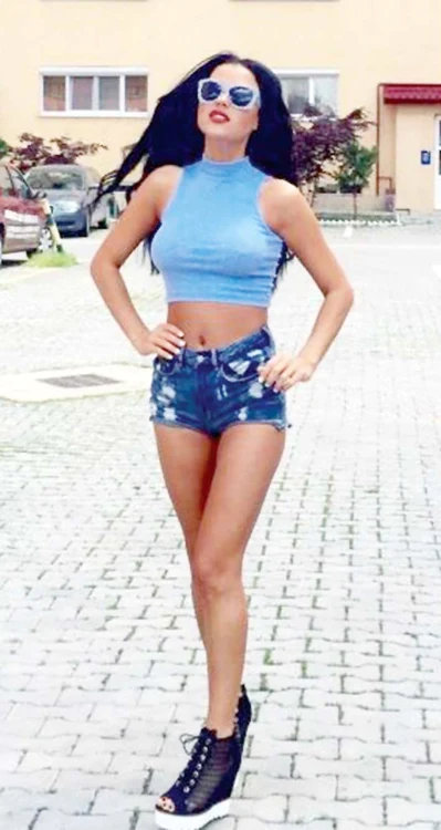 Daniela Crudu  (26 de ani). Dacă ar fi după  Daniela, firmele  de lenjerie intimă  ar da faliment