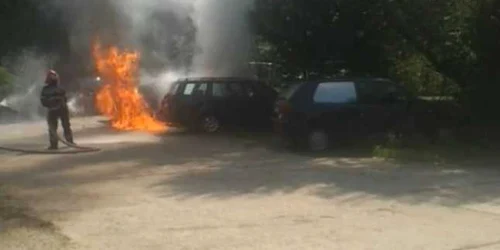 Maşină incendiată