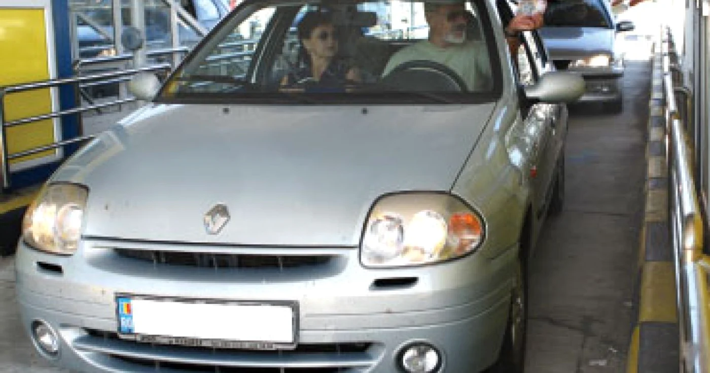O mașină a oprit pentru plata taxei de pod de la Fetești