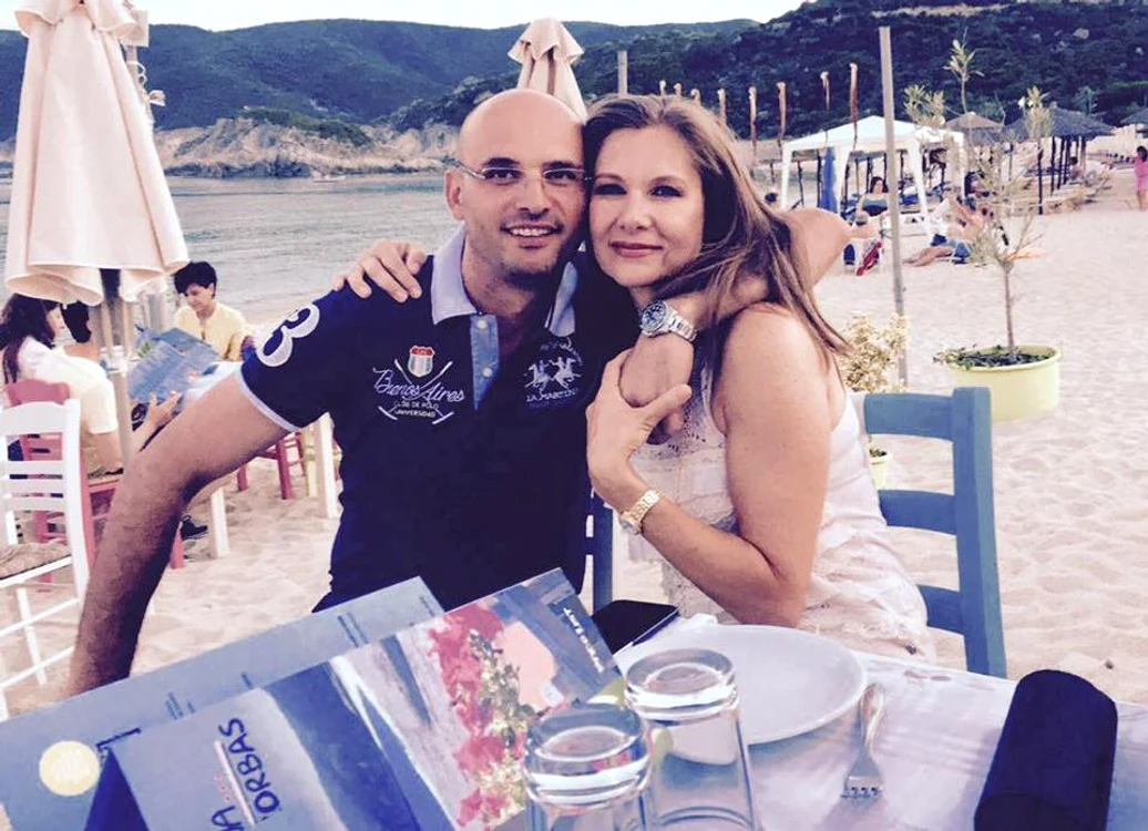 
    Romanița Iovan, alături de fiul ei, Albert, și de un prieten al acestuiafoto: arhivă personală  