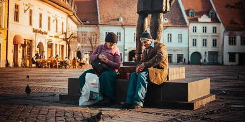 alegeri batrani foto unsplash jpeg