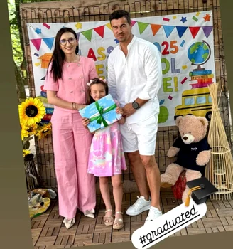 Eva Maria, fiica Elenei Udrea, tristă în ultima zi de școală / foto: Instagram