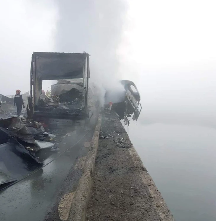 Şoferul tri-ului nu a suferit răni, însă pasagerul, un bărbat de 27 de ani, a murit după ce s-a aruncat în Olt, în încercarea de a se salva
