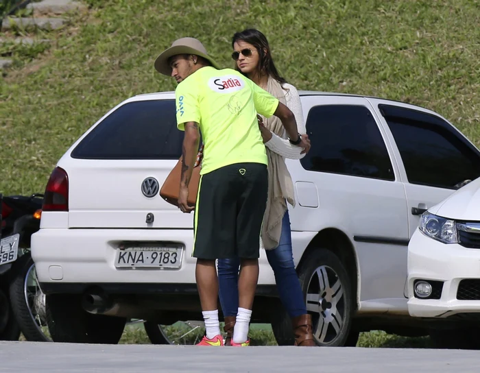 Neymar, într-o întâlnire scurtă cu prietena sa, o actriţă din Brazilia, în cantonamentul din Rio de Janeiro. FOTO: Reuters