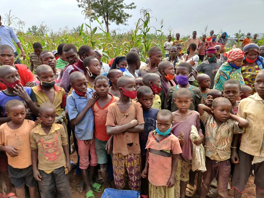 Cei mai săraci copii ai lumii vor avea o şcoală în Uganda, construită de voluntari români FOTO Facebook Mihaela şi Mihai Braşov