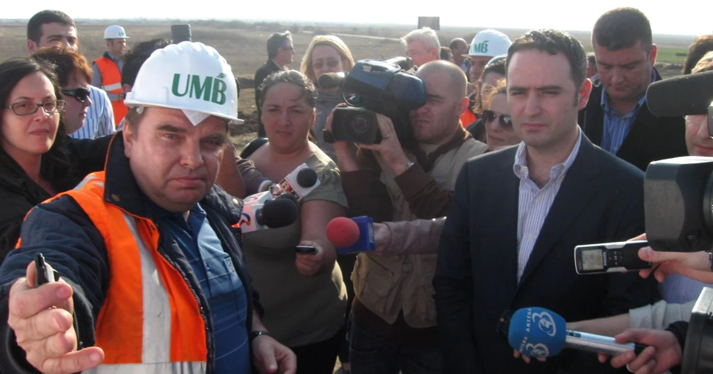 Ministrul Alexandru Nazare (foto dreapta)