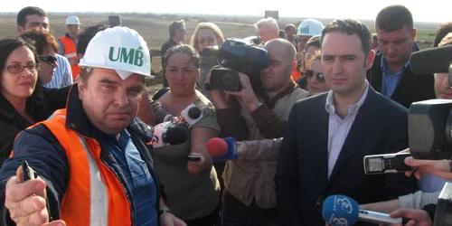 Ministrul Alexandru Nazare (foto dreapta)