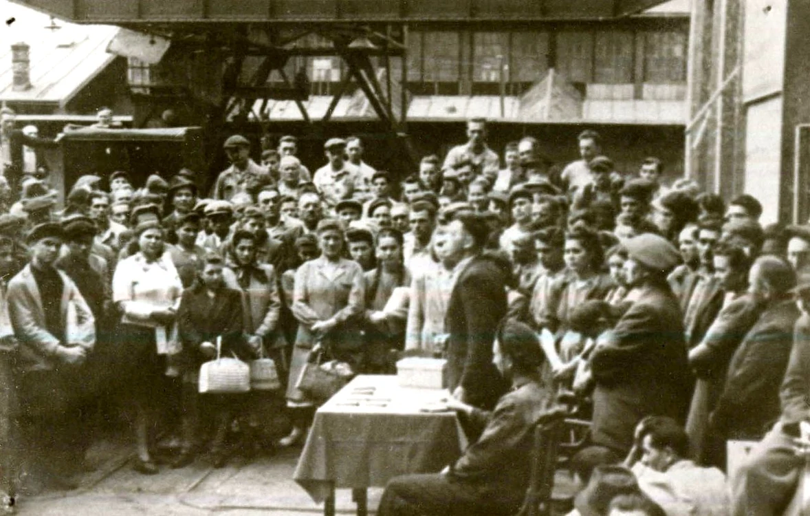 Muncitorii de la Uzina Reșița pe 11 iunie 1948 FOTO: Arhive