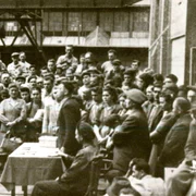 Adunarea salariaţilor Uzinei de motoare din Reşiţa, la naţionalizarea înteprinderii (© „Fototeca online a comunismului românesc”, cota: 174/1948)