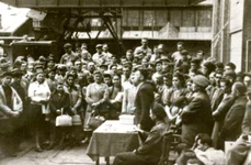 Adunarea salariaţilor Uzinei de motoare din Reşiţa, la naţionalizarea înteprinderii (© „Fototeca online a comunismului românesc”, cota: 174/1948)