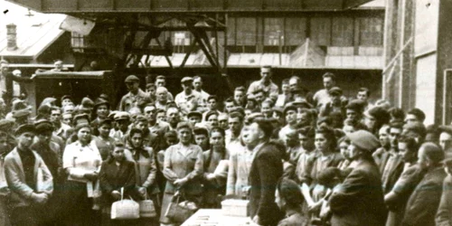Adunarea salariaţilor Uzinei de motoare din Reşiţa, la naţionalizarea înteprinderii (© „Fototeca online a comunismului românesc”, cota: 174/1948)
