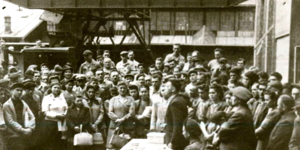 Adunarea salariaţilor Uzinei de motoare din Reşiţa, la naţionalizarea înteprinderii (© „Fototeca online a comunismului românesc”, cota: 174/1948)