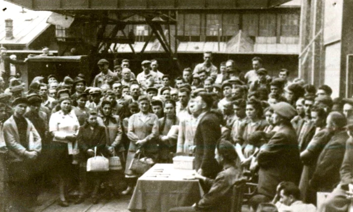 Adunarea salariaţilor Uzinei de motoare din Reşiţa, la naţionalizarea înteprinderii (© „Fototeca online a comunismului românesc”, cota: 174/1948)