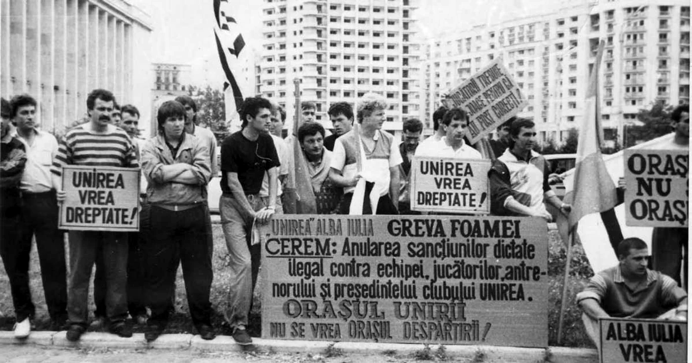 Fotbaliştii de la Unirea împreună cu antrenorul Cornel Ţălnar, în greva foamei la Bucureşti. Foto: Vestea