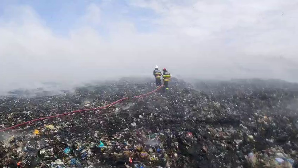 Miros de cauciuc ars în Galați, din cauza gropii de gunoi care mocnește de o zi. Ce spun autoritățile de Mediu VIDEO