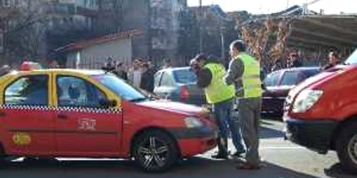 Polițiștii investighează accidentul 